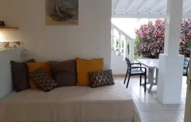 Appartement F1 Villa Calliandra en rez de jardin avec vue jardin et mer