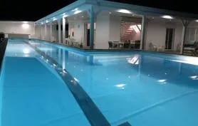 Villa avec couloir de nage