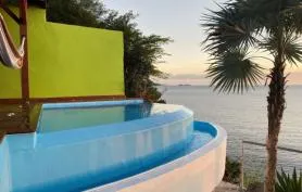 Villa avec vue e sur mer, piscine et spa à débordement, accès mer escalier
