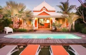 Villa Tiki Reva, jardin tropical et piscine privés, proche plages de sable blanc
