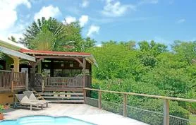 Villa Bougainvilla avec piscine au sel, cadre verdoyant