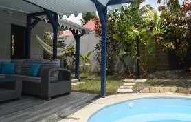 Villa T4 en bois créole avec jardin & piscine