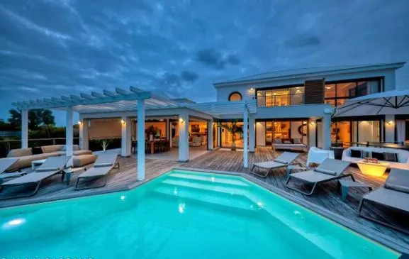 Villa Luminosa avec piscine privée et services hôteliers