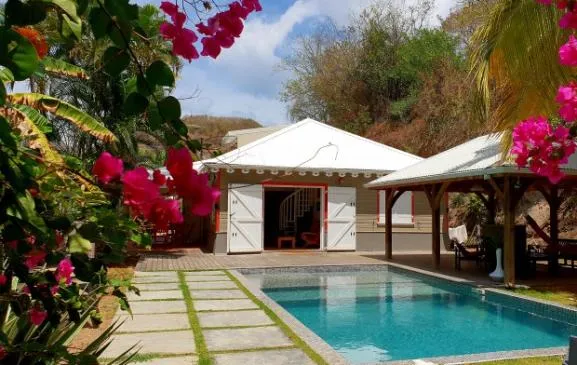 Villa créole avec Magnifique piscine au sel à 20m de la plage