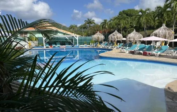 Appartement Calypso Martinique dans résidence privée et sécurisé, avec piscine et restaurant.