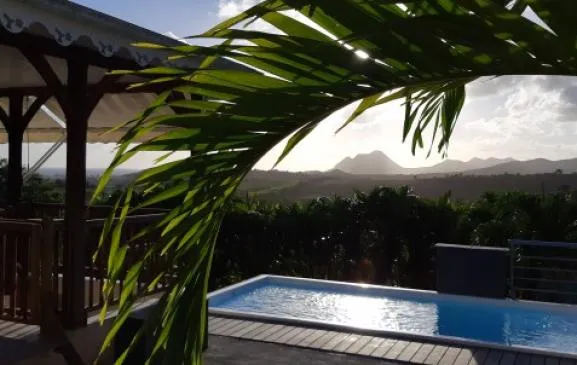 Villa créole avec piscine vue mer proche des plages