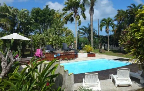 Bungalow, gîte, studio, piscine, jardin tropical