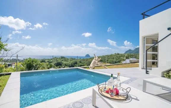 Villa avec piscine, vue sur la mer