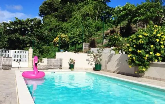 Villovert: bas de villa au nord verdoyant & piscine