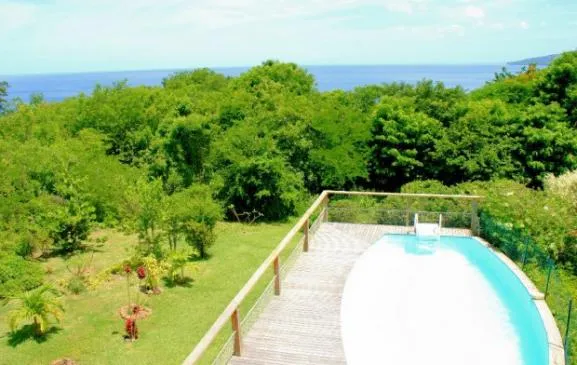 Villa Bougainvilla avec piscine au sel, cadre verdoyant
