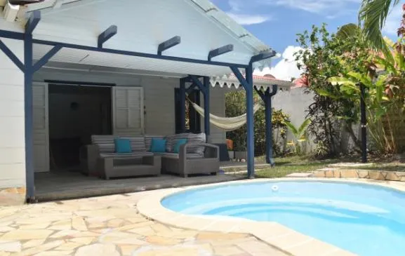 Villa T4 en bois créole avec jardin & piscine