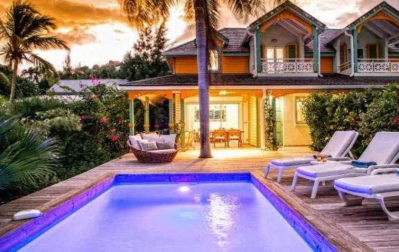 Maison de charme avec piscine privée dans un jardin tropical
