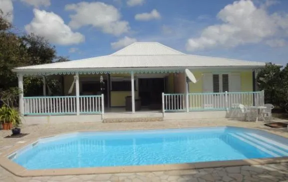 Villa créole avec piscine et jardin privatifs